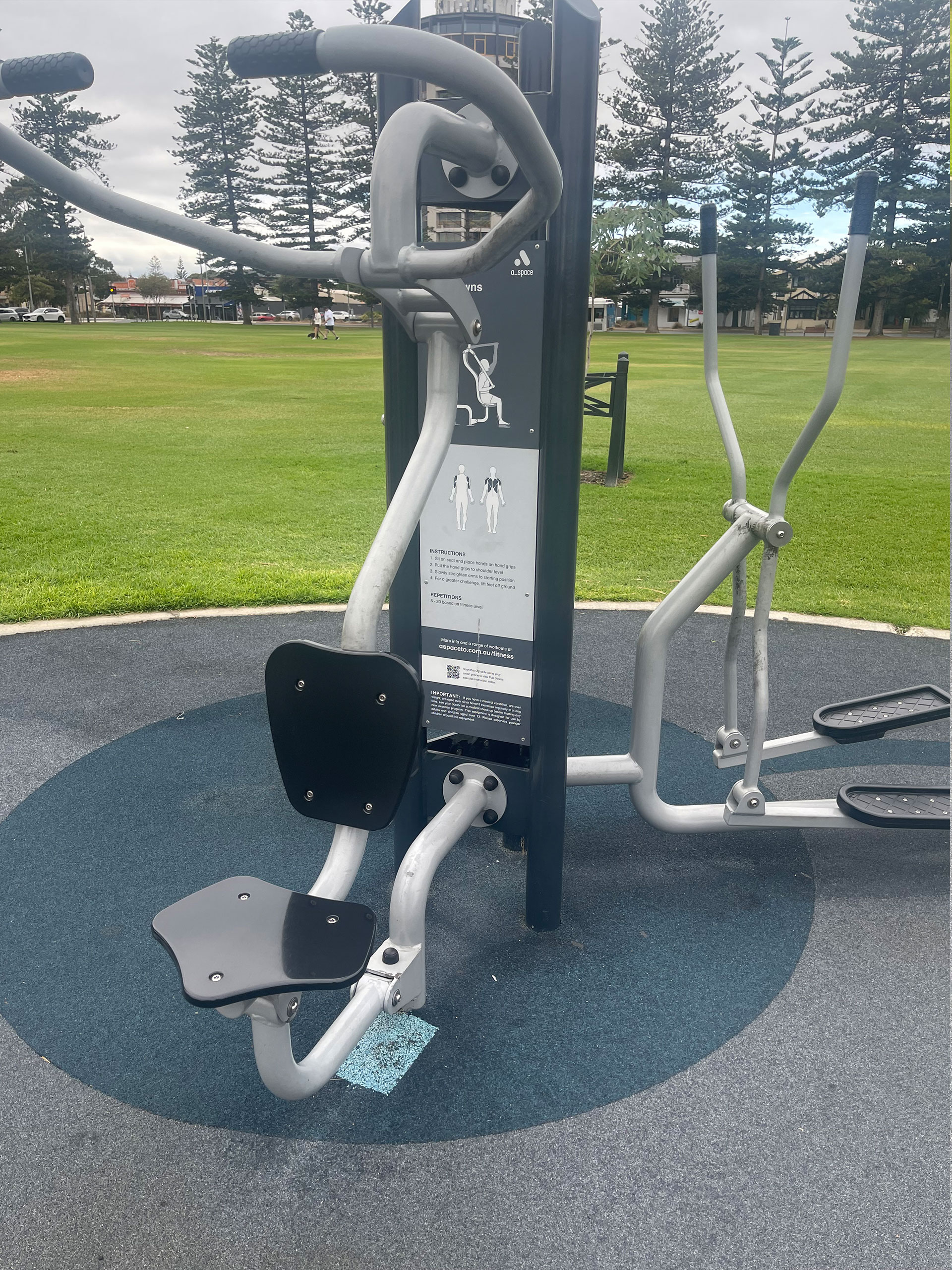 pull down public outdoor fitness equipment